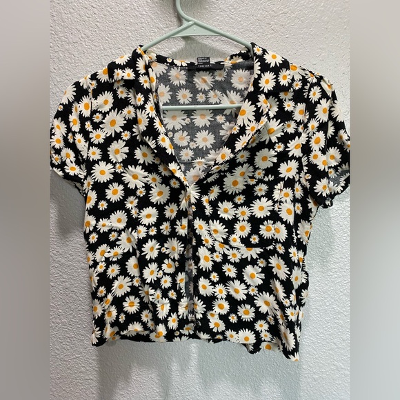 Daisy cropped button down, great condition! - Picture 2 of 2
